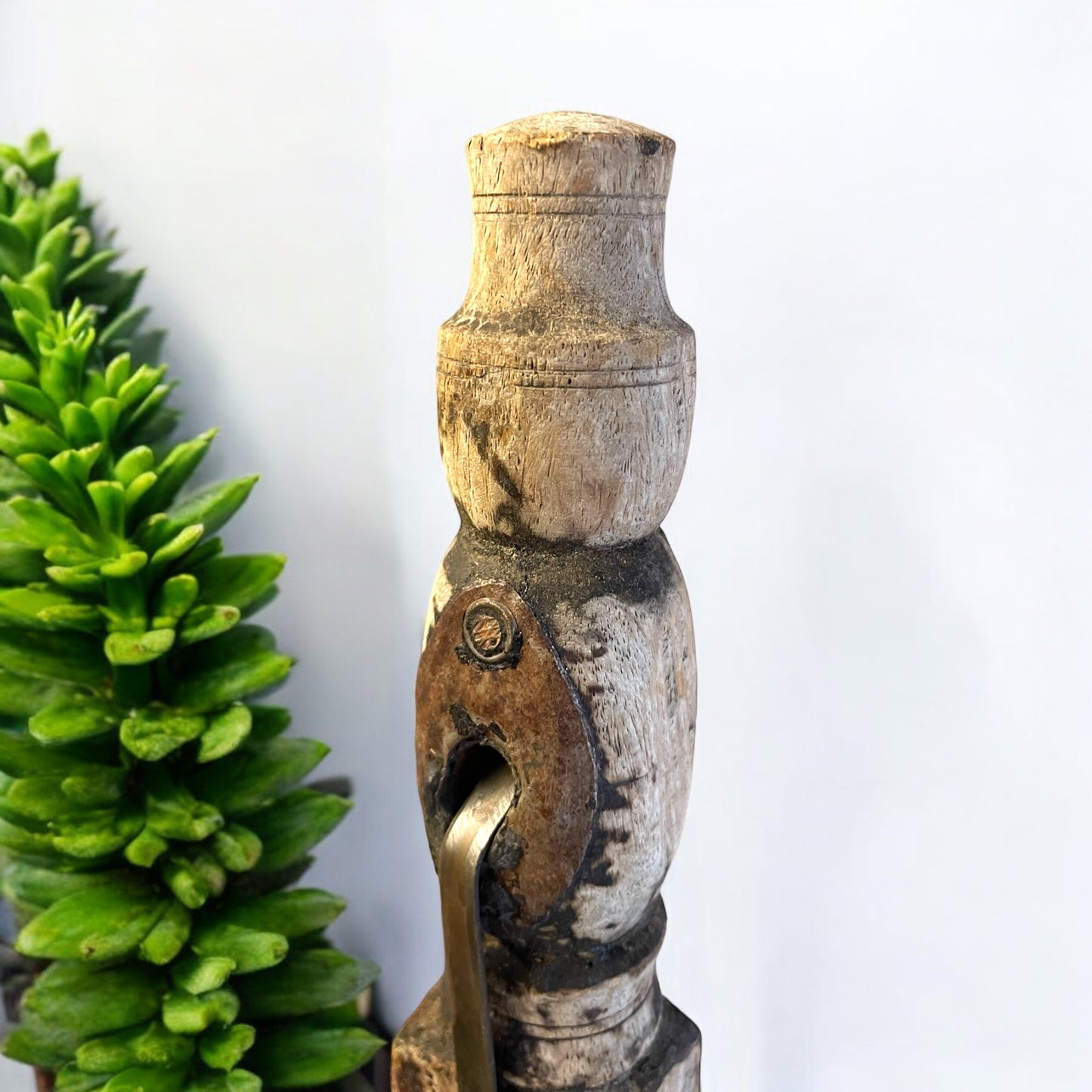 Candelabro antico rustico in legno con mestolo