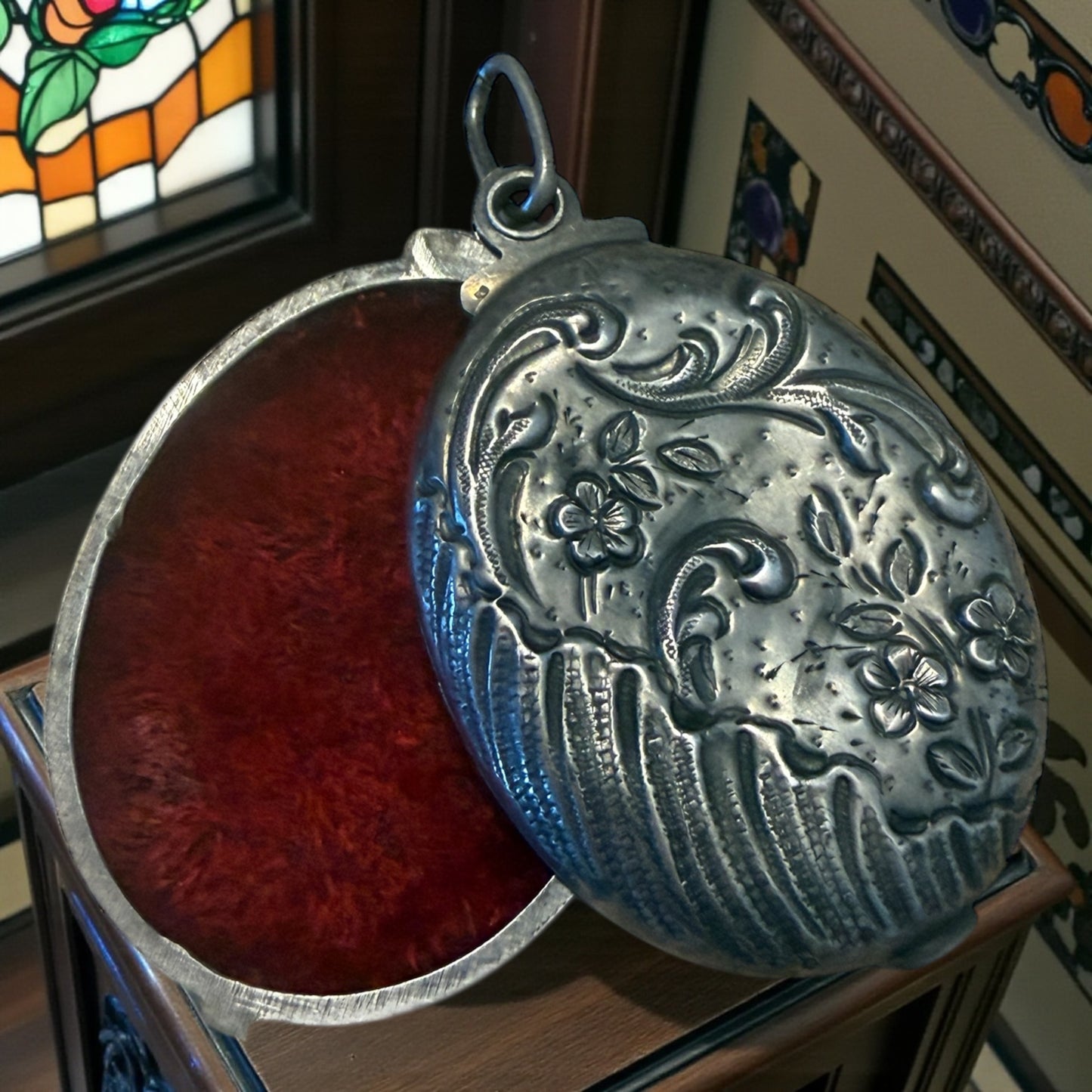 Pendente gioiello in argento bifacciale Liberty, apertura a scorrimento con specchio e scomparto