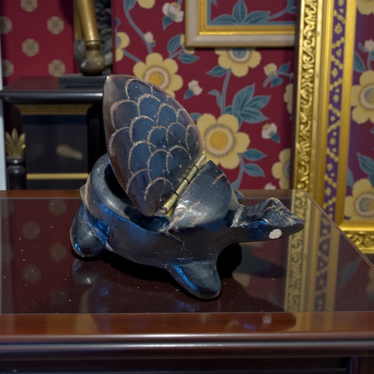 Tabacchiera da tasca in corno intagliato a guisa di tartaruga, metà ‘900