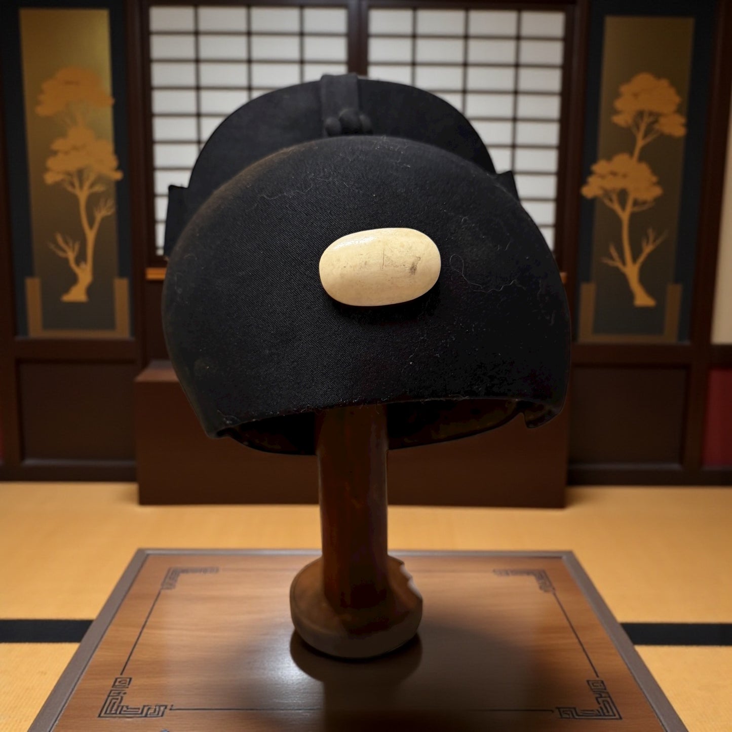 Copricapo antico cerimoniale giapponese Kanmuri con supporto