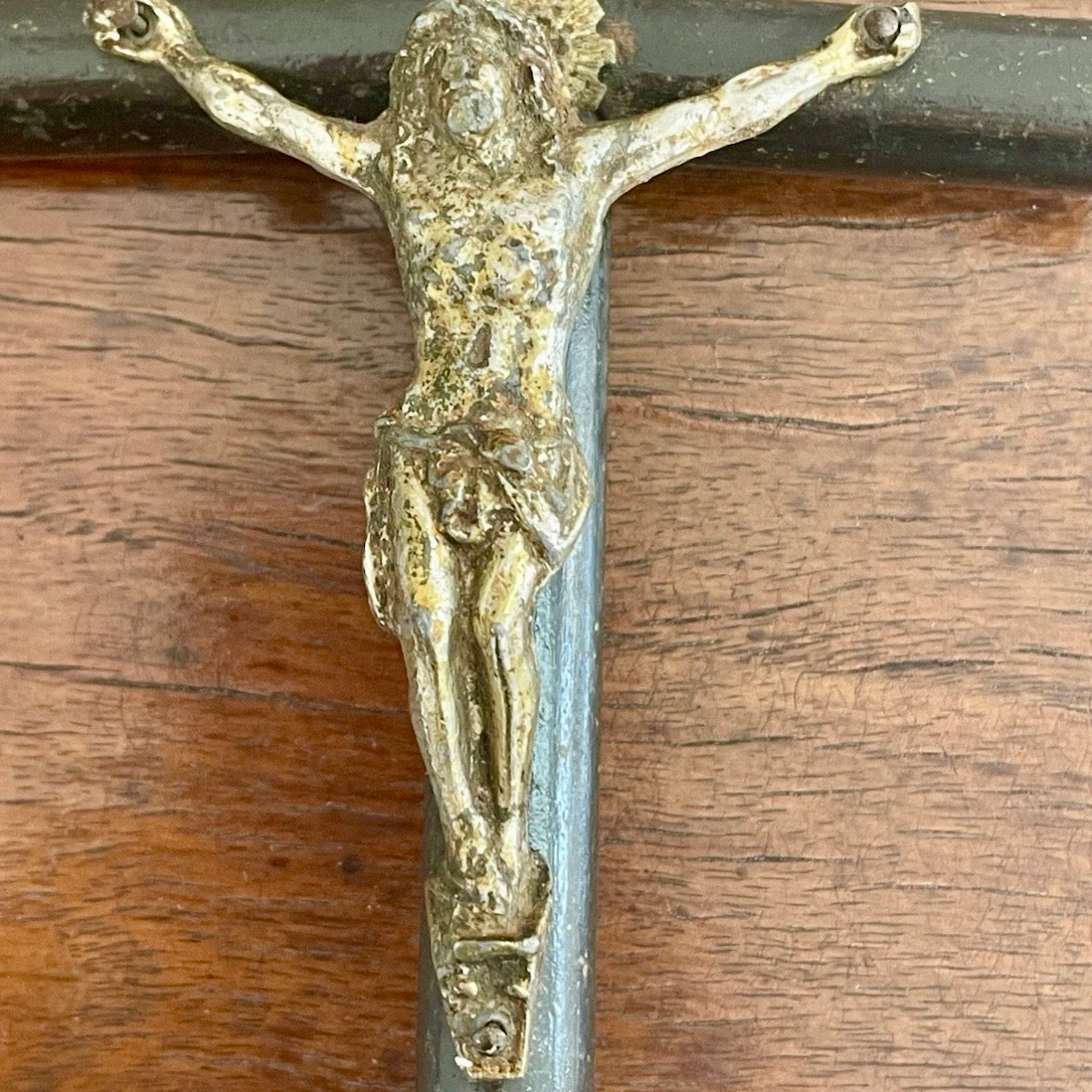 Croce da cappella in legno ebanizzato con Cristo e teschio e tibie