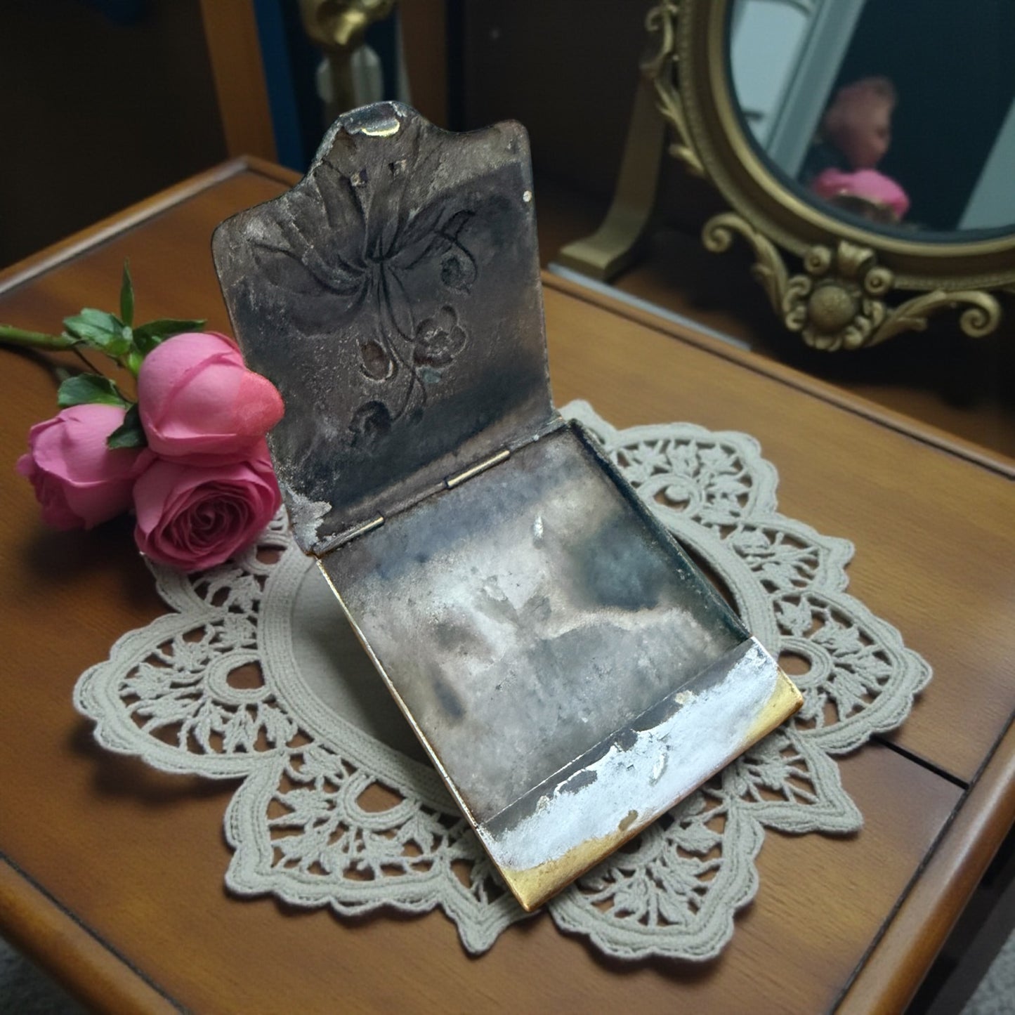 Antico Vesta Case con decoro Art Nouveau e cabochon blu