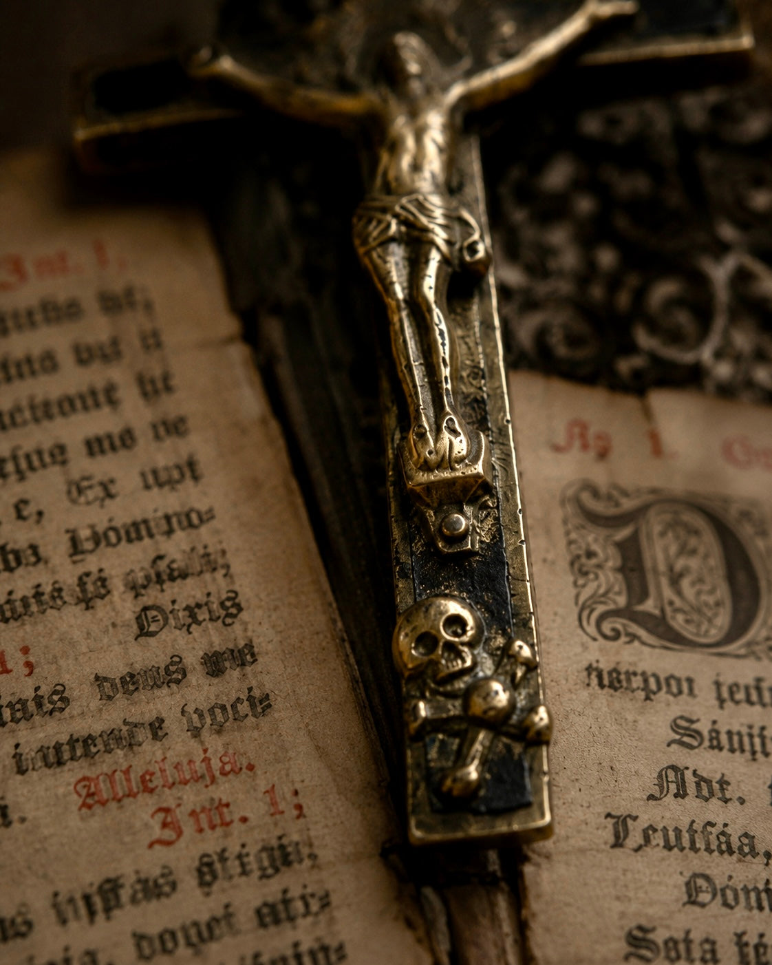 Antica croce con teschio e ossa incrociate e Cuore Sacro, fine ‘800