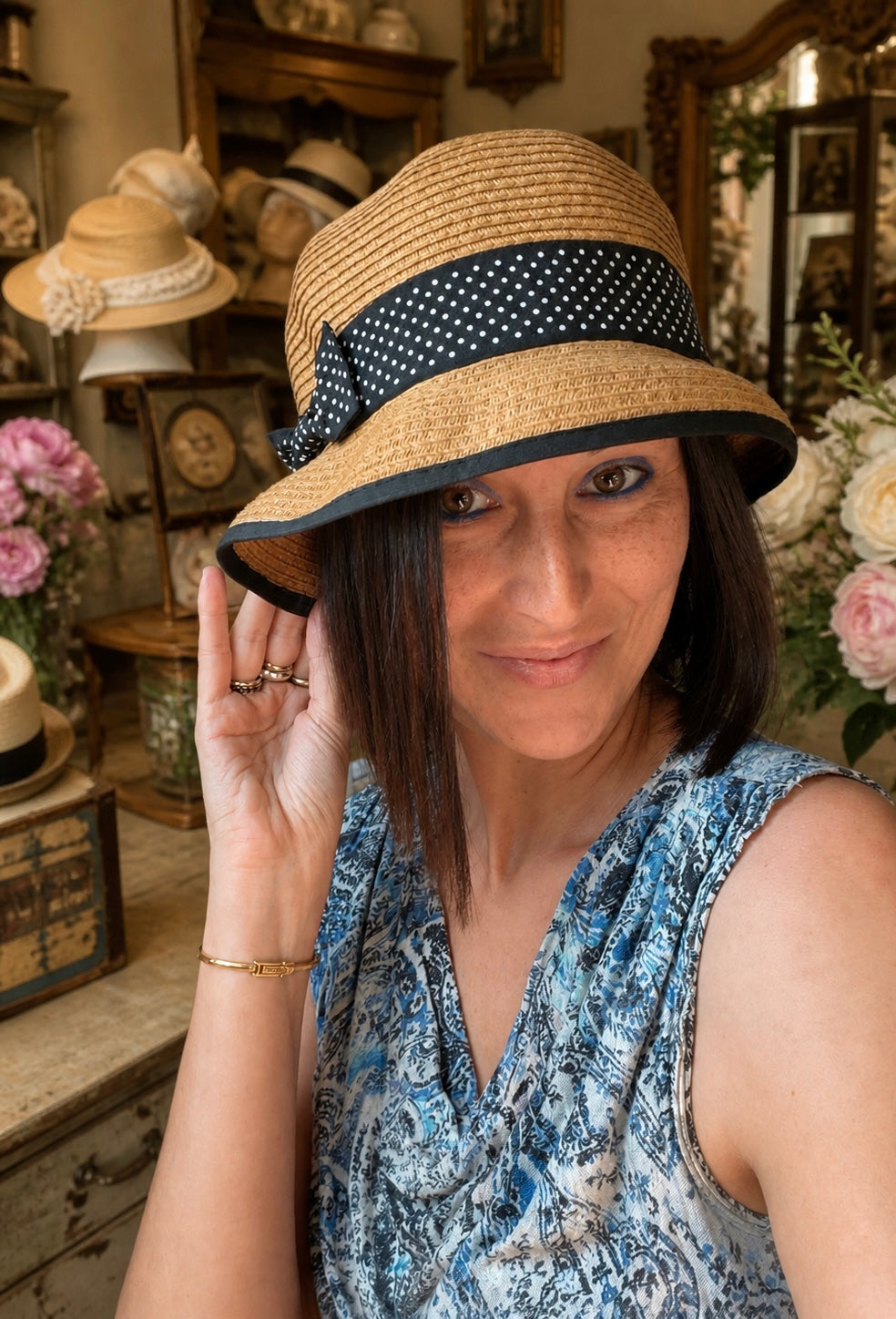 Cappellino Riviera anni ‘50, falda corta, paglia miele e morbida e nastro a pois con fiocco