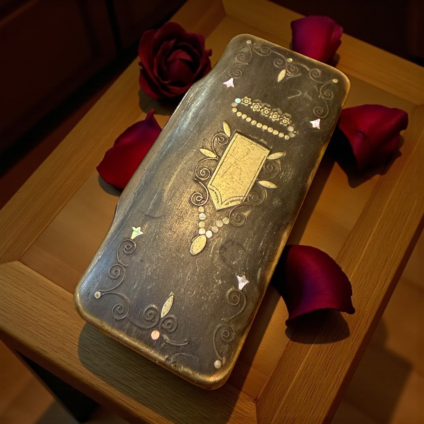 Splendida tabacchiera fine ‘800 in corno con inserti argentati e madreperla gioiello