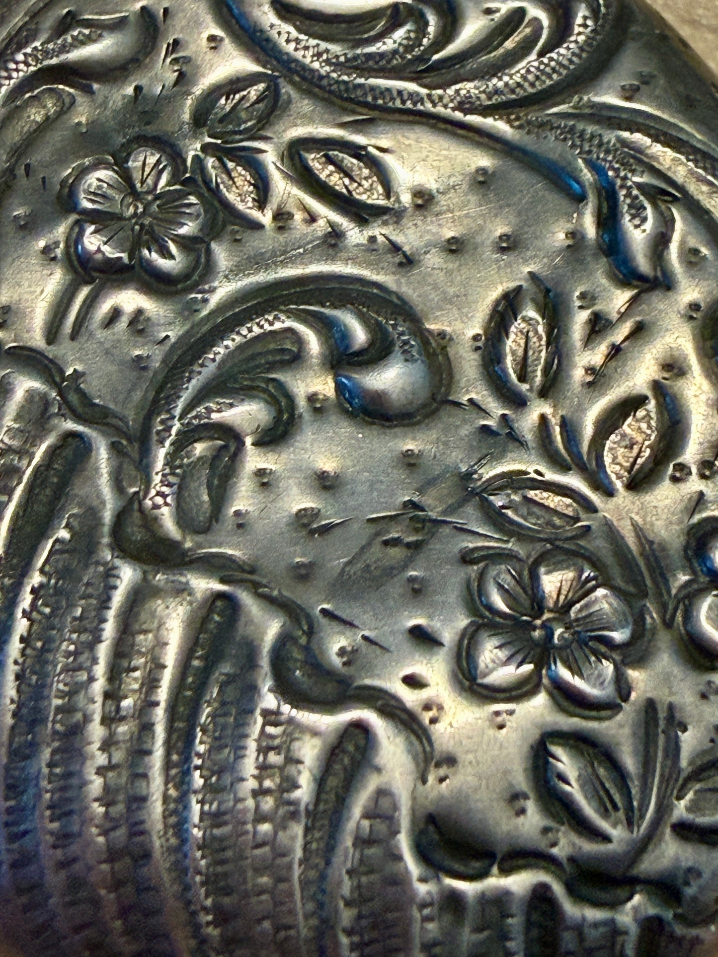 Pendente gioiello in argento bifacciale Liberty, apertura a scorrimento con specchio e scomparto