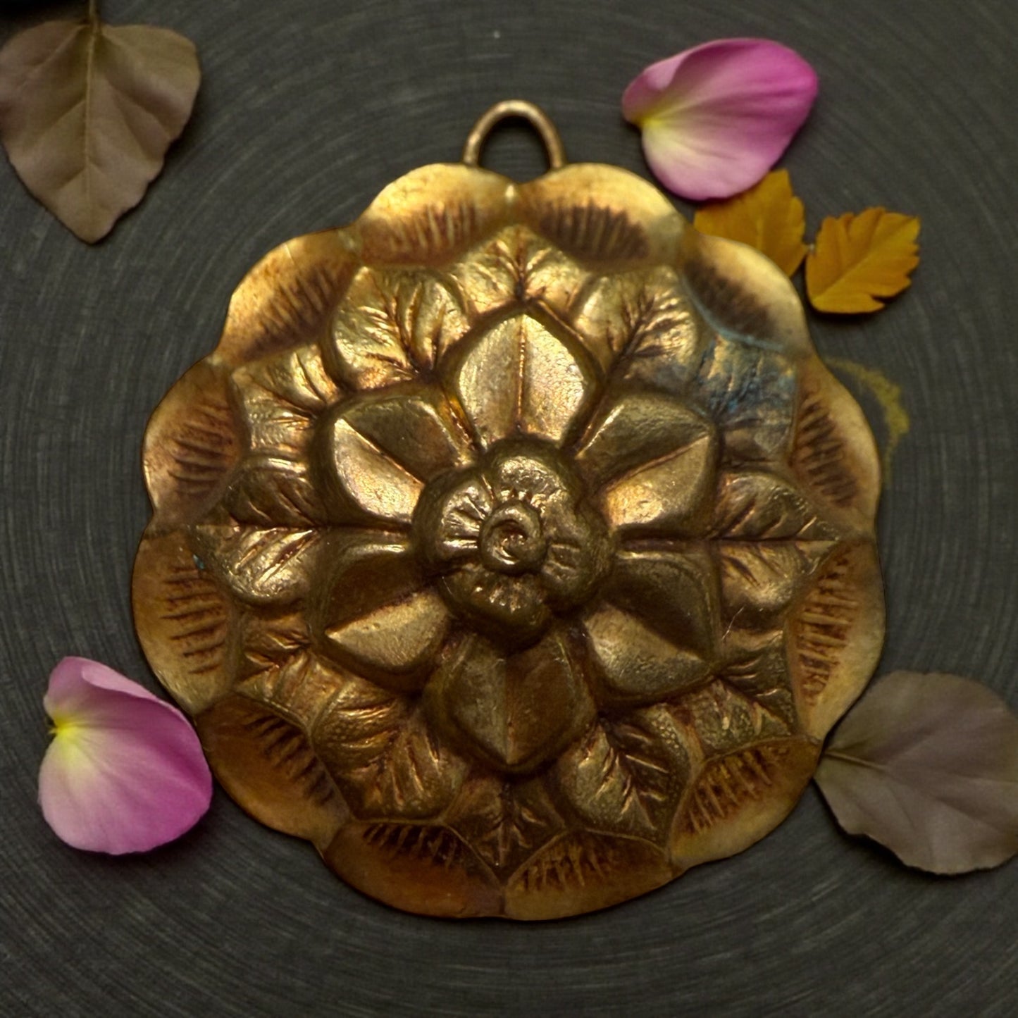 Pendente antico in princisbecco a guisa di fiore con molte corolle, utilizzabile anche come gioiello da abito, fine ‘800 - primo ‘900