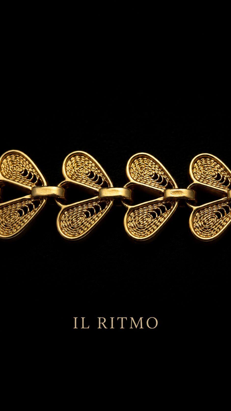 Bracciale in filigrana placcata oro testata, costruzione a ghirlanda con bell’elemento floreale centrale, anni ‘60 ca