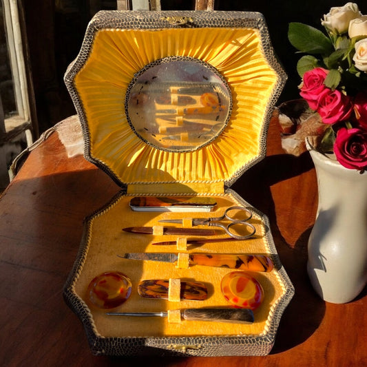 Antico set da manicure in cofanetto, anni ‘30 - ‘40, più due strumenti più antichi