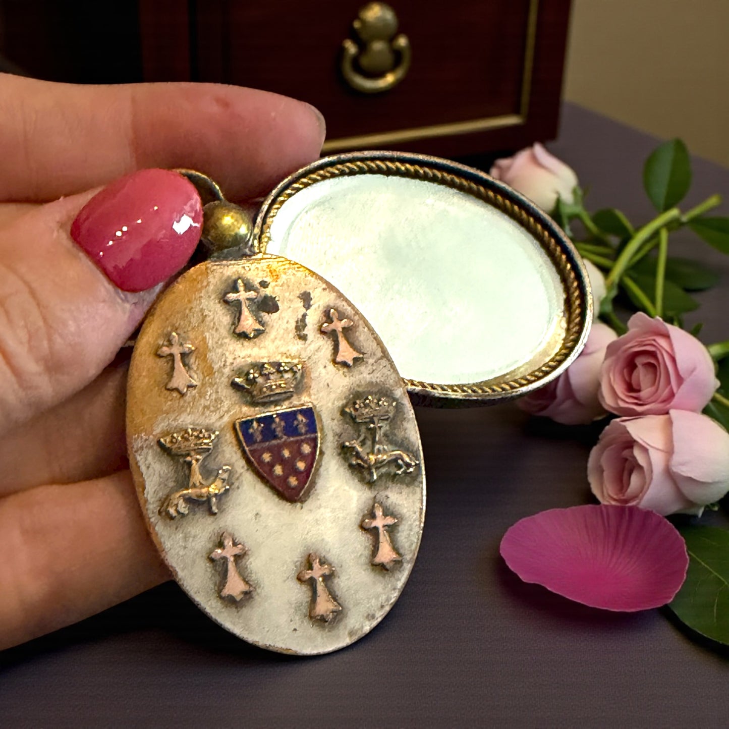 Gioiello antico anni ‘30, pendente con specchio a scorrimento nobiliare Bretone