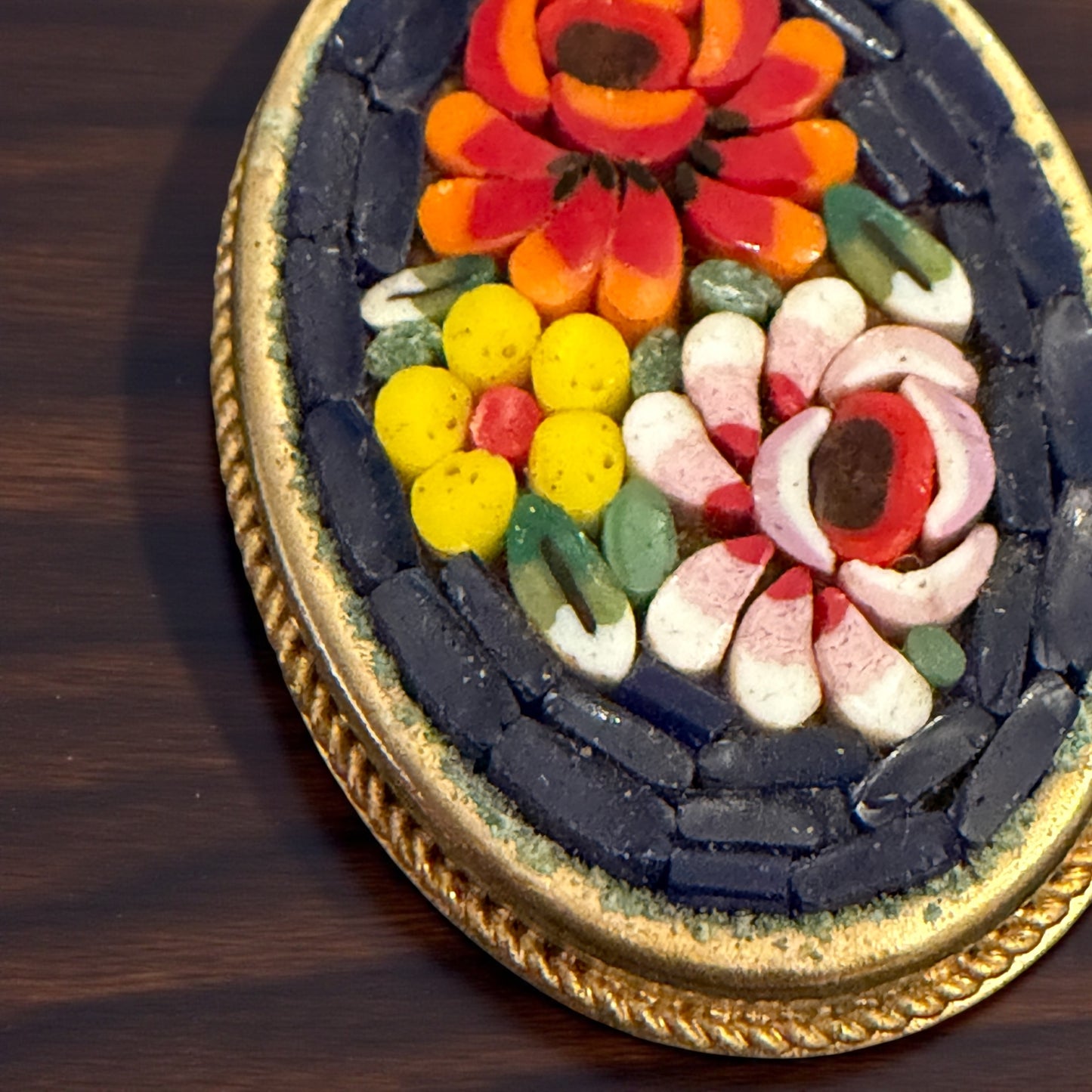 Pendente in micromosaico vitreo montato in metallo dorato, prime decadi ‘900