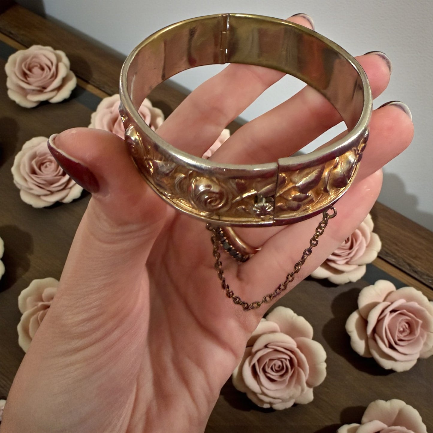 Bracciale rigido con rose e catenella di sicurezza, fine anni ‘50-primi ‘60