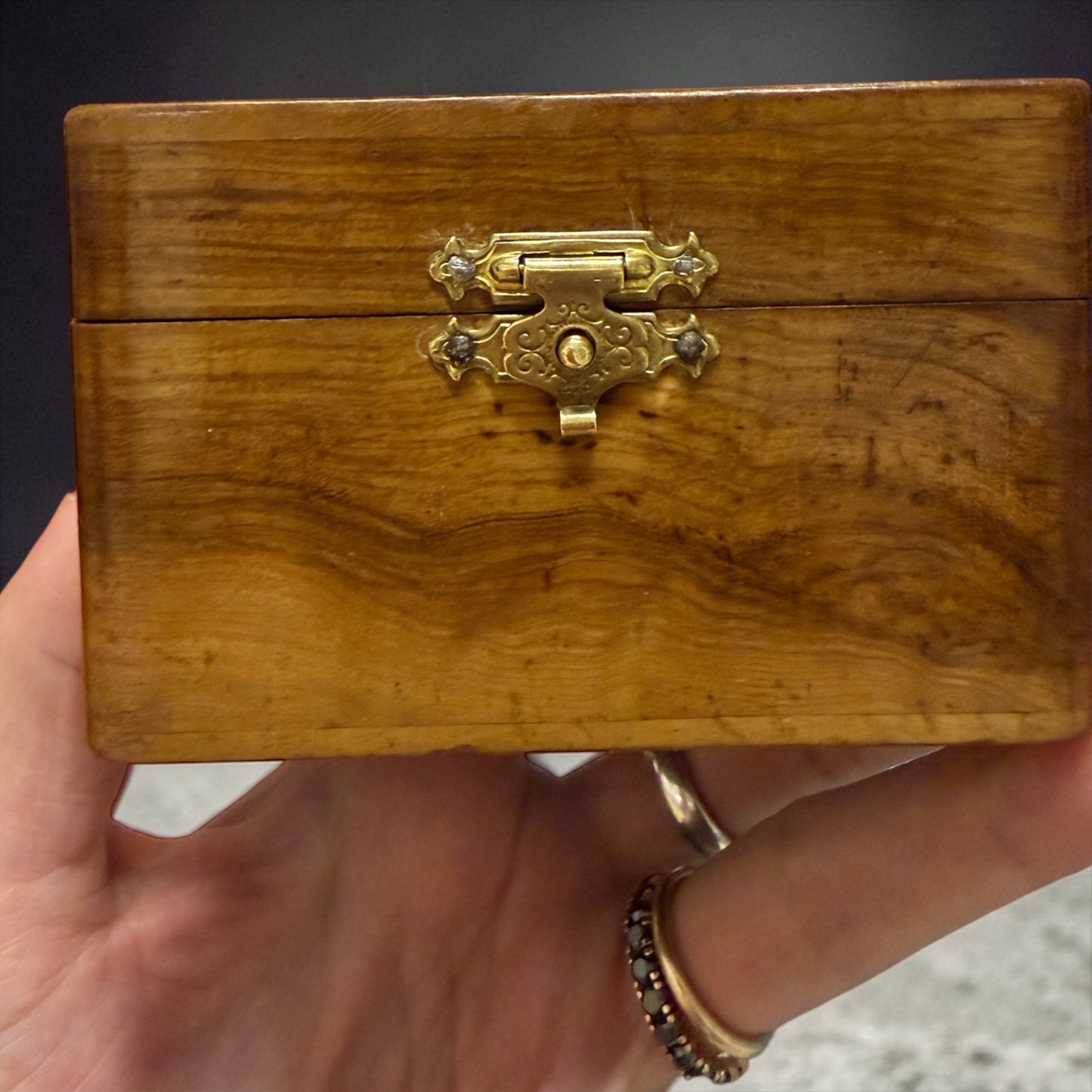Antica scatola porta gioie “Nice” fine ‘800 con viole dipinte e interno seta capitonné