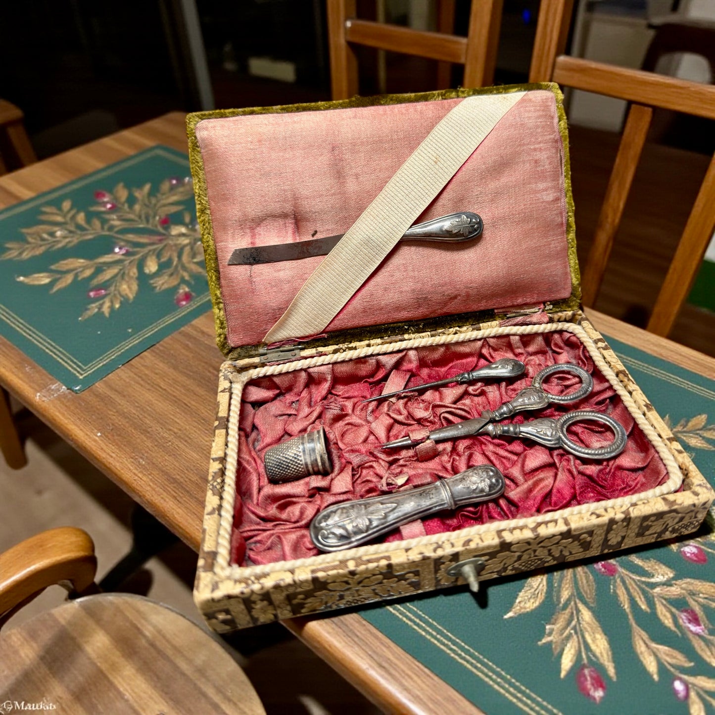 Antico cofanetto completo necessaire set da cucito in argento e ferro, 1890-1910 Italia