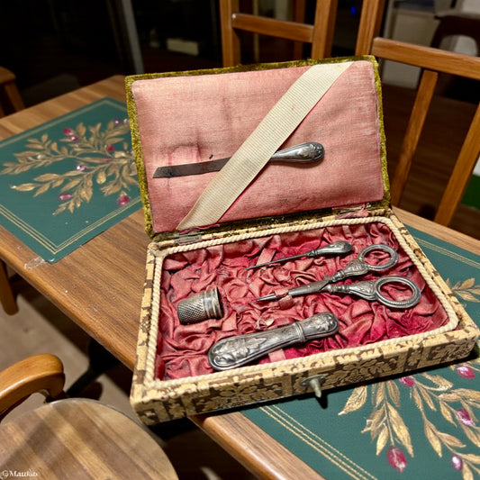 Antico cofanetto completo necessaire set da cucito in argento e ferro, 1890-1910 Italia