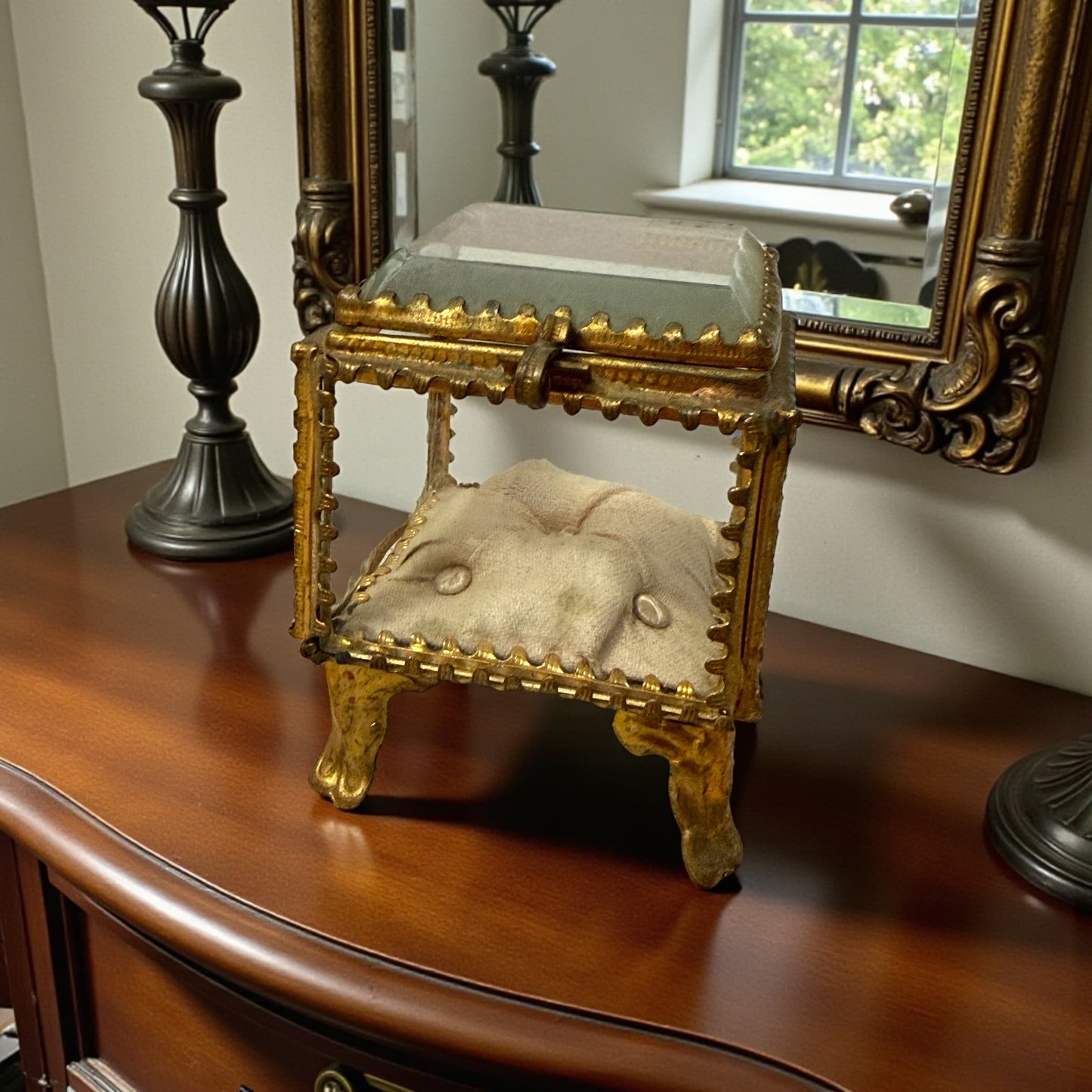 Scrigno portagioie in ottone e vetro bisellato con cuscino seta capitonné