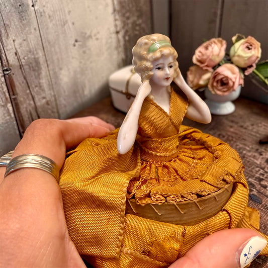Half Doll con scatolina sotto la gonna, anni ‘20