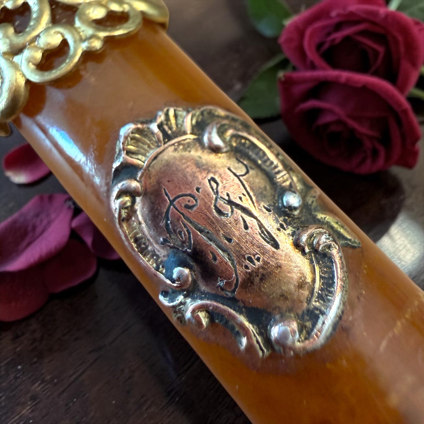 Antico bocchino da sigaretta con decorazioni e monogramma più catenella successiva