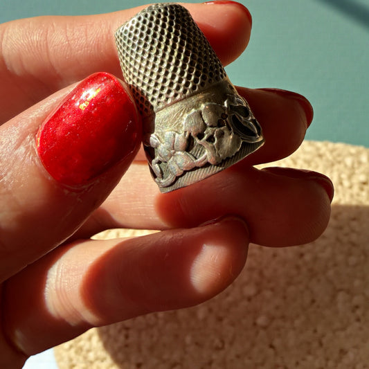 Antico ditale d’argento Liberty con ghirlanda botanica, fine ‘800 - primo ‘900