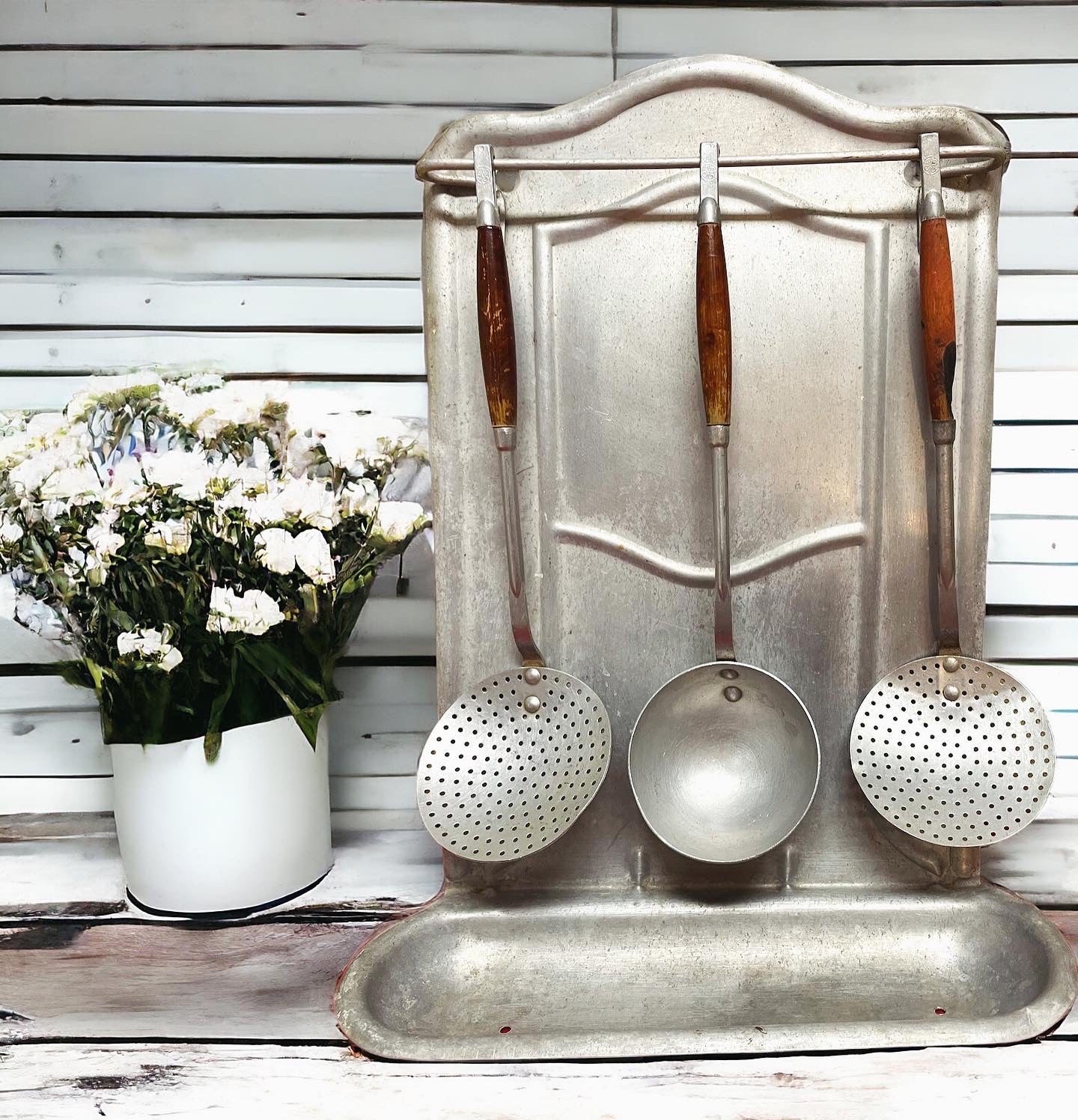 Provencal kitchen support with ladles