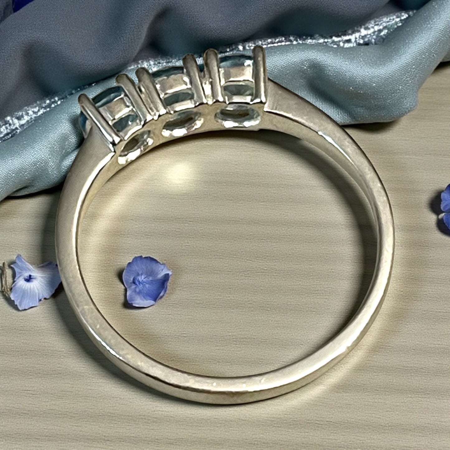 Anello in argento trilogy anni ‘90 con topazi azzurri sintetici 18 mm