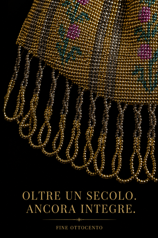 Antica borsa fine Ottocento in perline aumonière floreale con interno seta