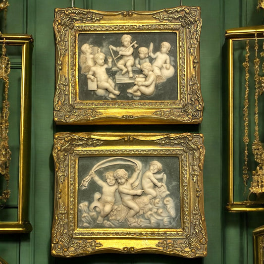 Coppia quadri in cornice barocca, bassorilievi in polvere di marmo anni ‘50 con putti