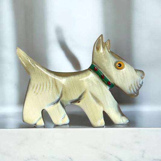 Spilla in ergalite anni ‘50 “Lady Vaniglia” cane scottie