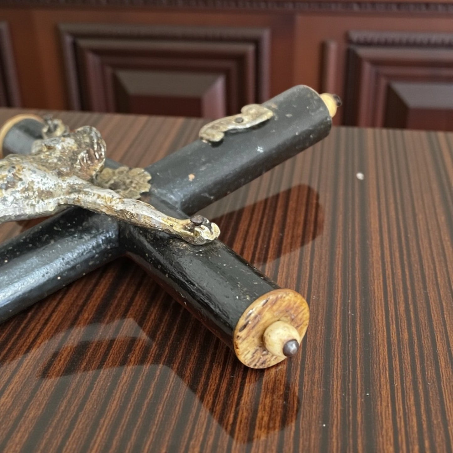 Croce da cappella in legno ebanizzato con Cristo e teschio e tibie