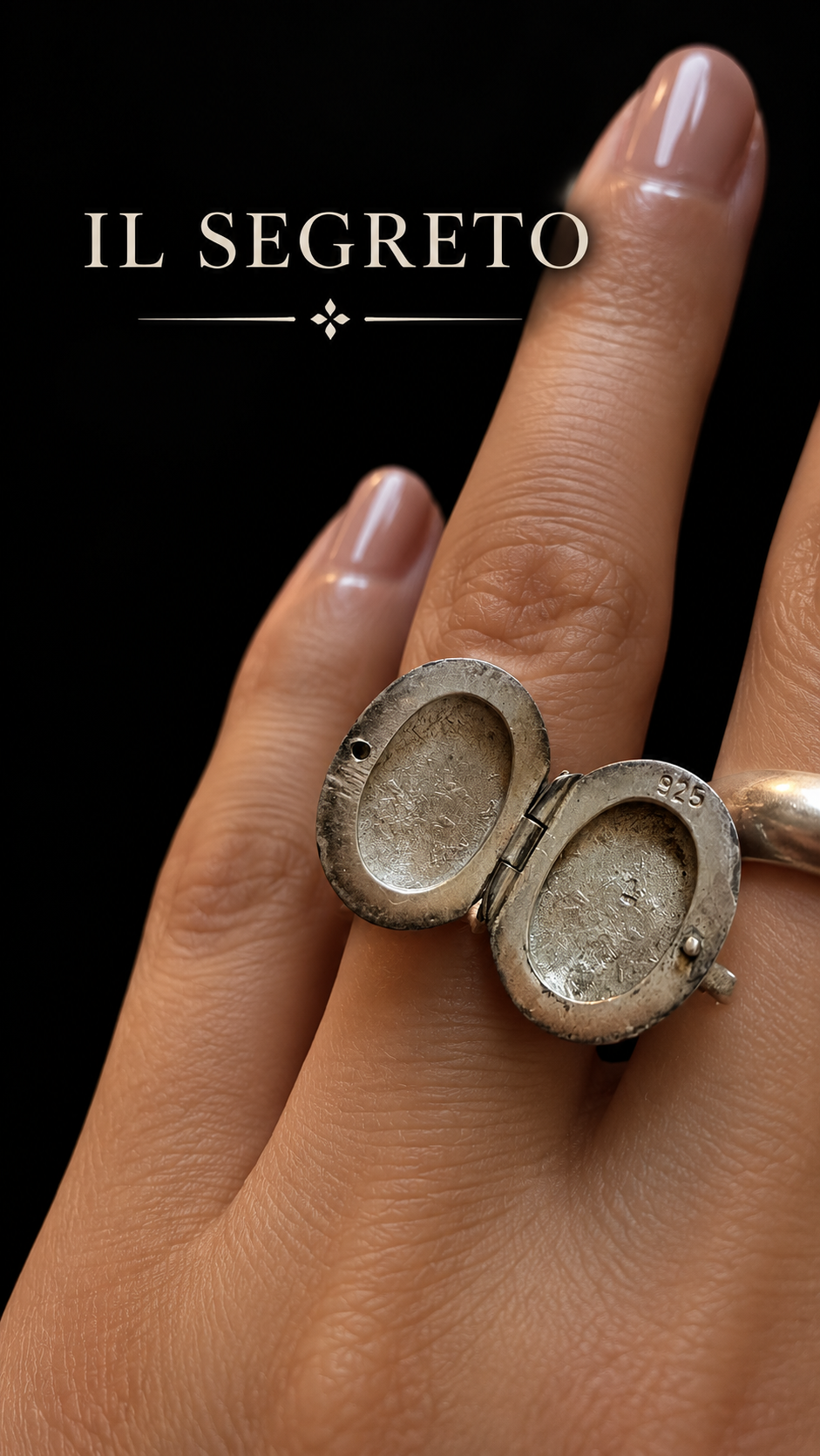 Anello in argento con vano segreto, poison ring o locker ring anni ‘40-‘50 inciso