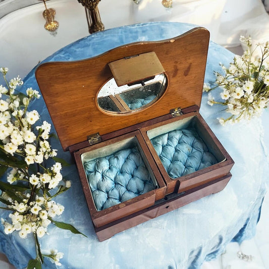 Padded jewelry box with swallows