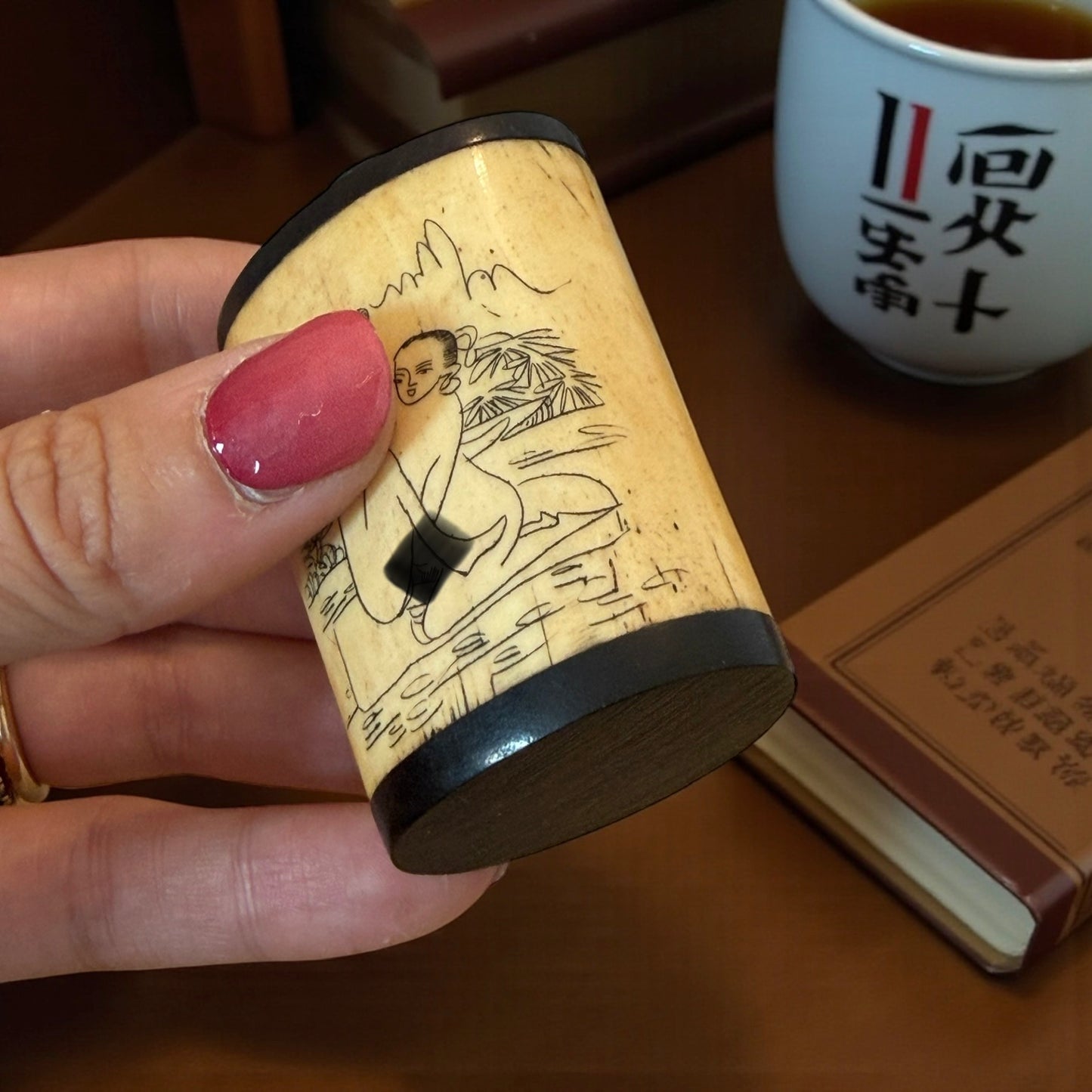 Snuff Bottle in osso con scena erotica, Cina prima metà 900