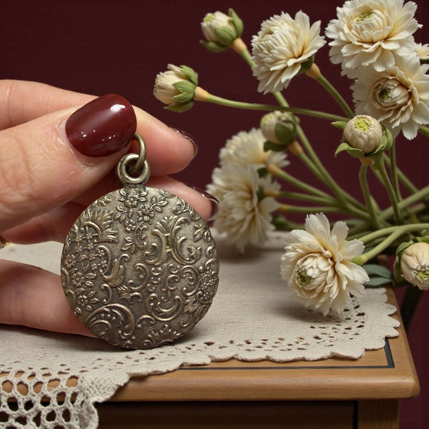 Specchio scorrevole pendente da Chatelaine, ca anni ‘20 decorato