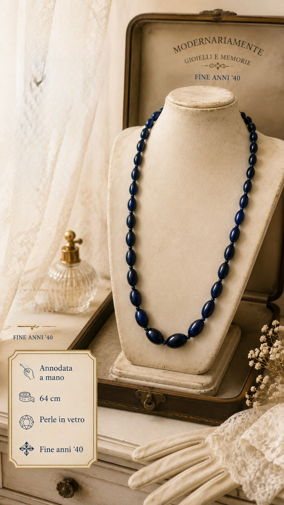 Splendida parure di fine anni ‘40 primi ‘50 in vetro pressato blu notte, collana in perle degradé ovalizzate e orecchini clip