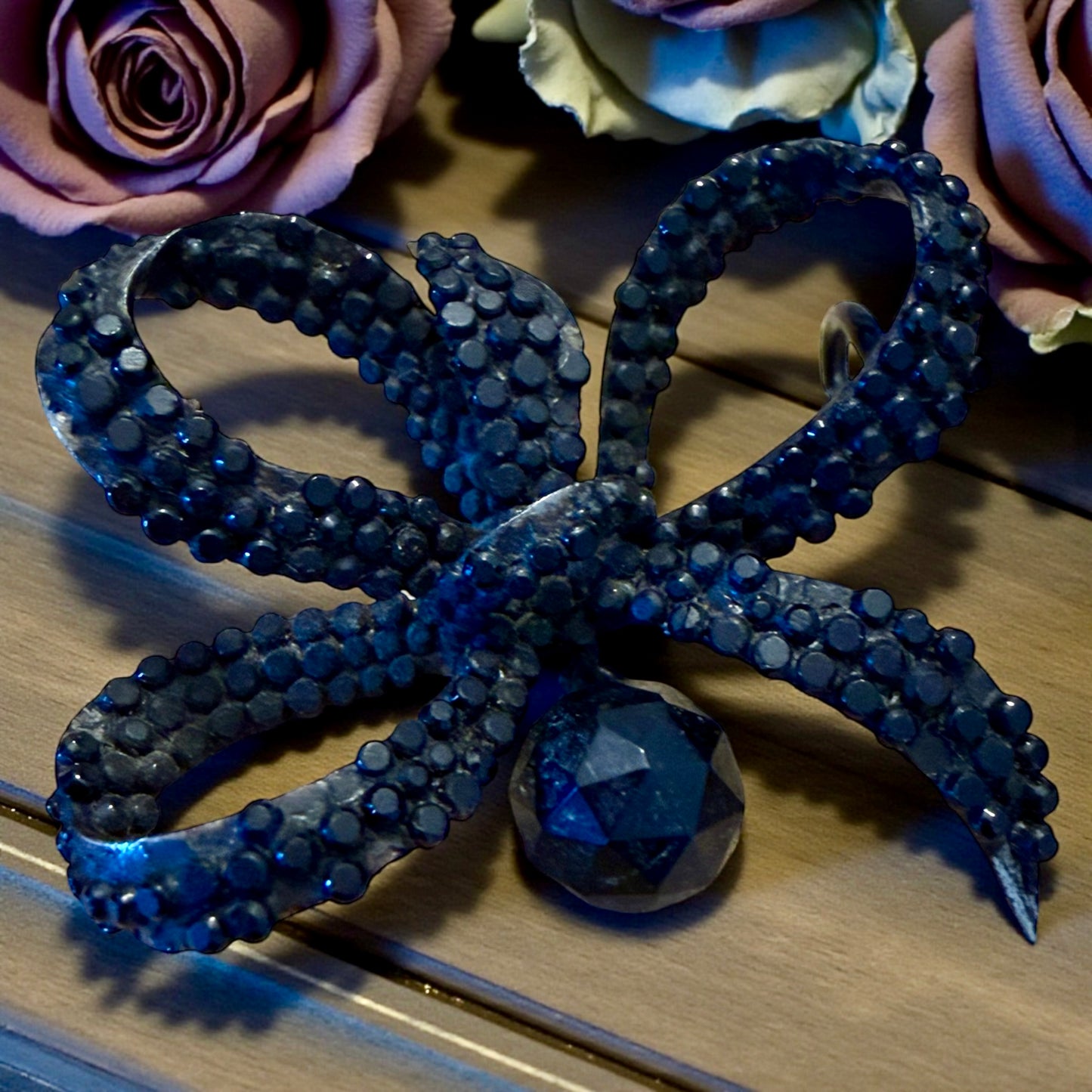 Antica spilla vittoriana da lutto fine ‘800 con nodo a tre anse e vetro sfaccettato