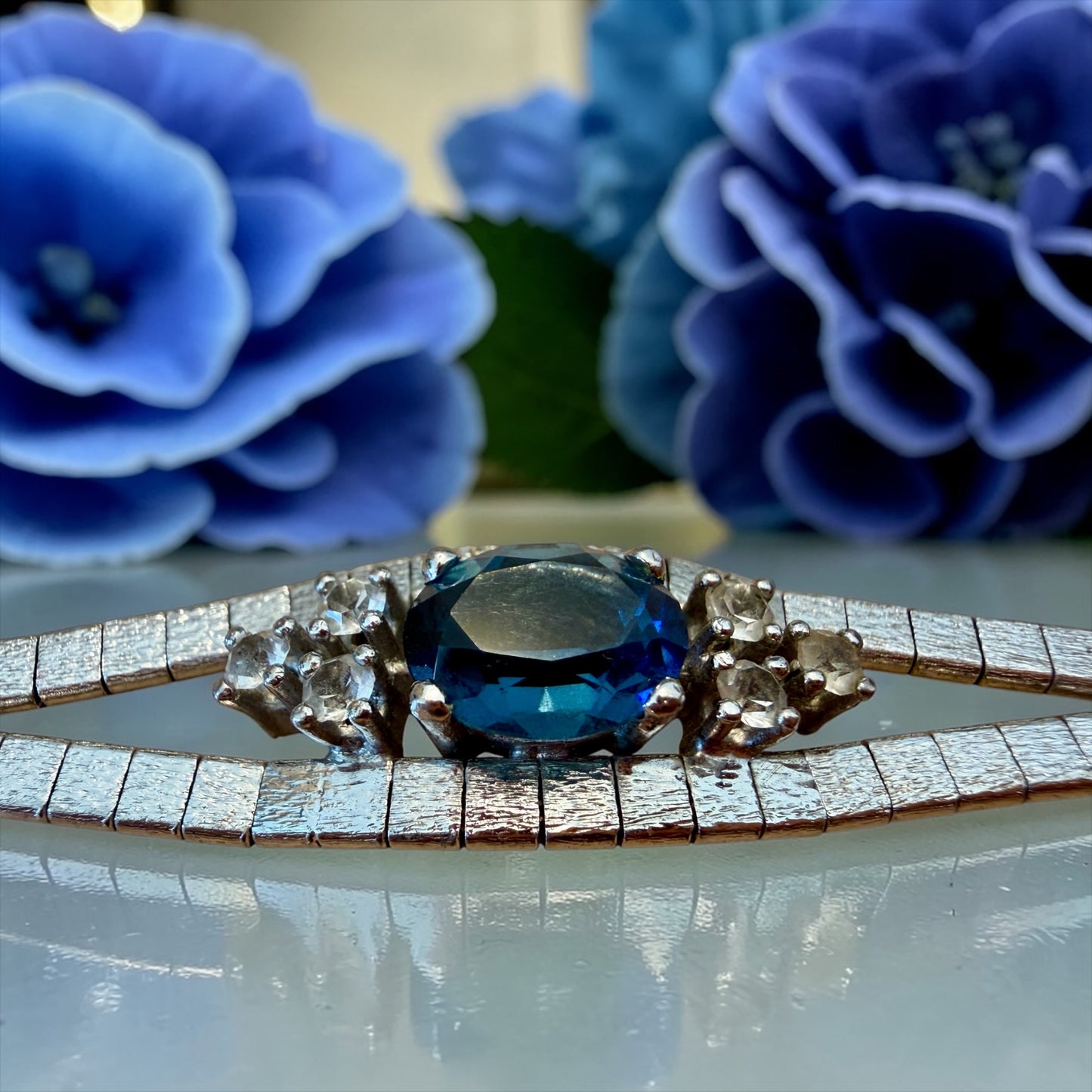 Bracciale argento anni ‘60 maglia semi rigidida con centrale azzurro profondo e zirconi
