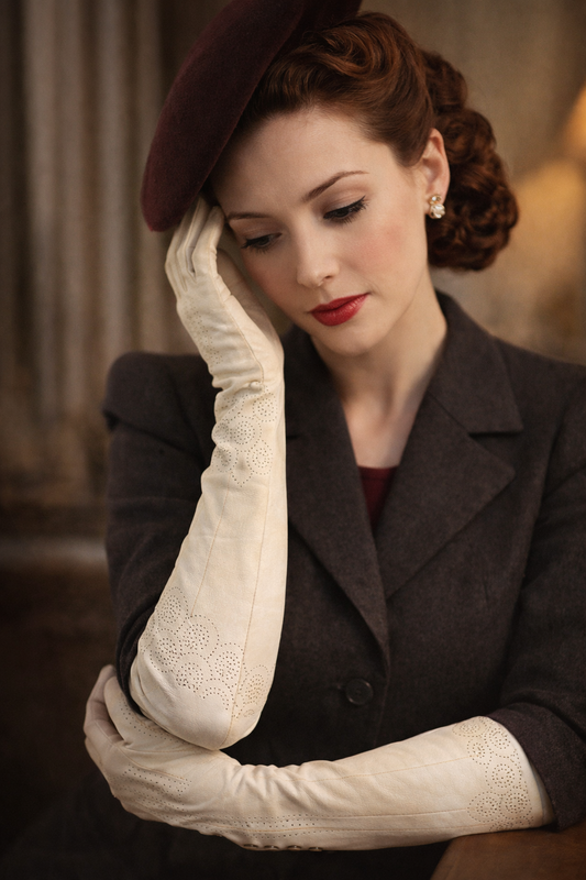 Antichi guanti al gomito in pelle traforata con bottoniera perle, anni ‘40 completi di originale busta Beckering