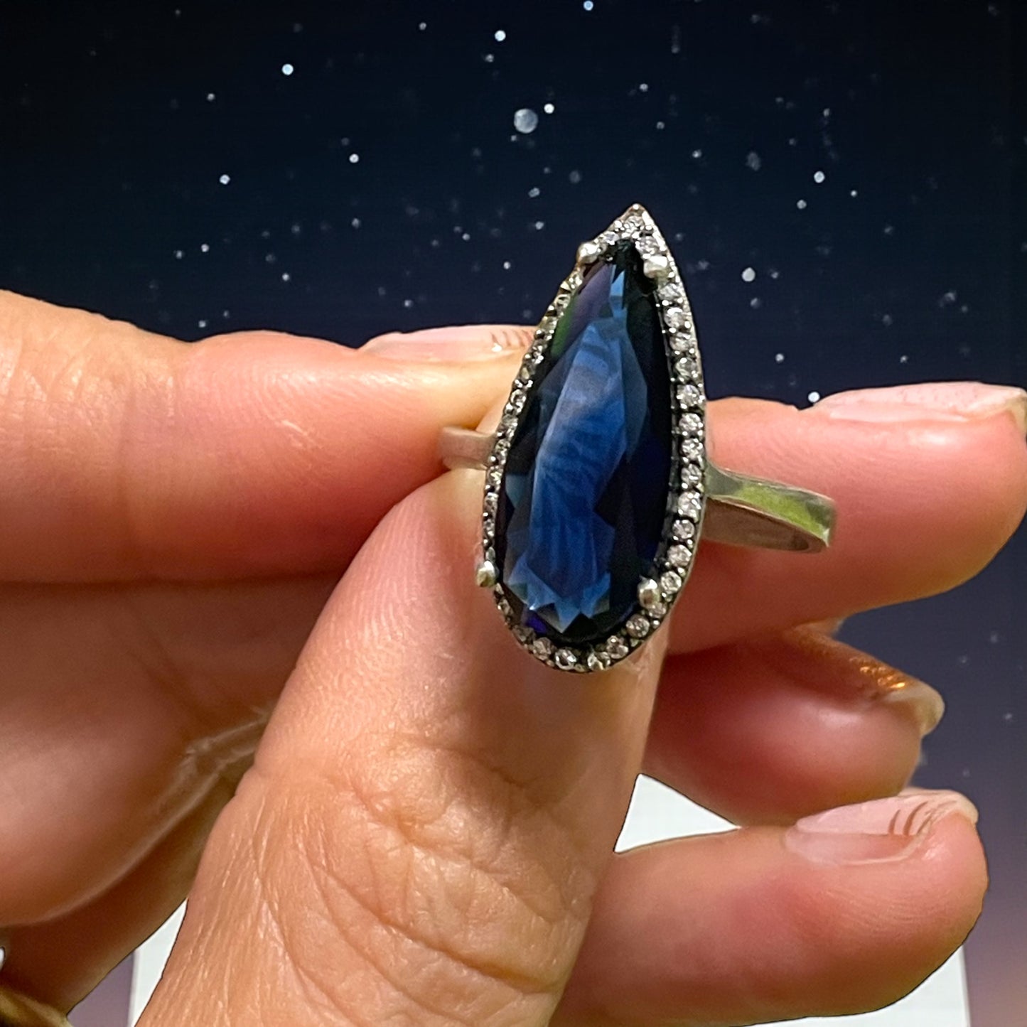 Anello in argento blu profondo, taglio marquise e zirconi, anni ‘70