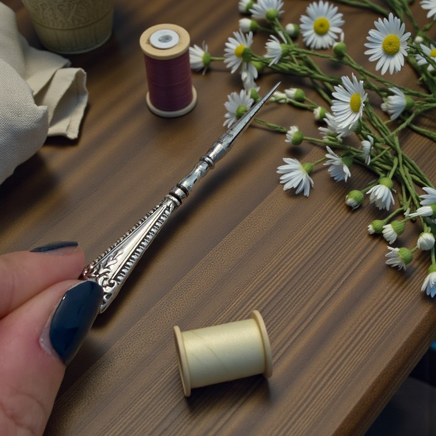 Punteruolo da ricamo e cucito con manico in argento, fine ‘800, punzonato francese