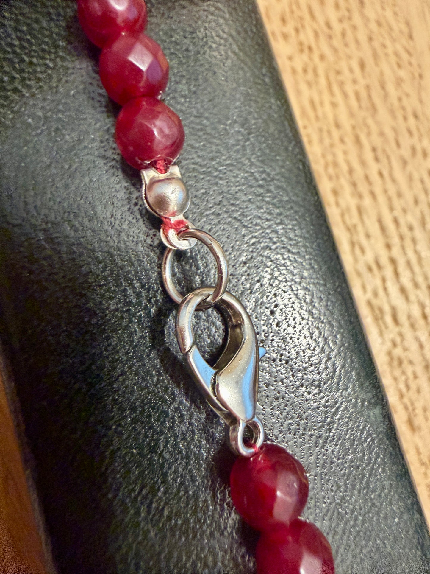 Collana con piccole perle sfaccettate di probabile granato, ved. Descrizione