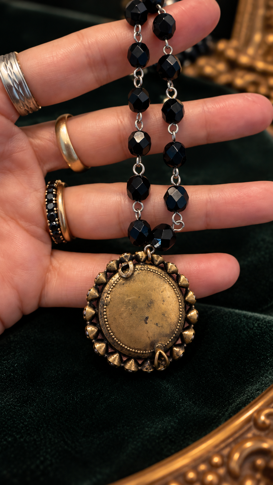Collana total black in perle di vetro sfaccettato con pendente nero e cornice Aurora Borealis
