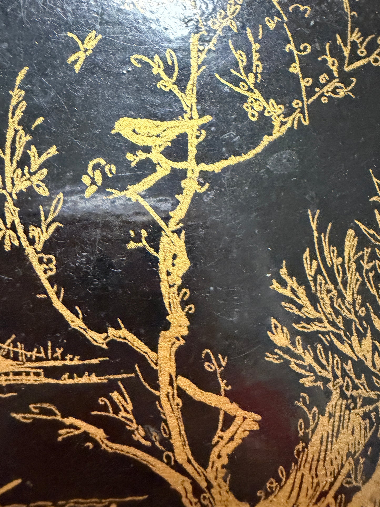 Cofanetto laccato nero orientale in papier mâché con paesaggio dorato