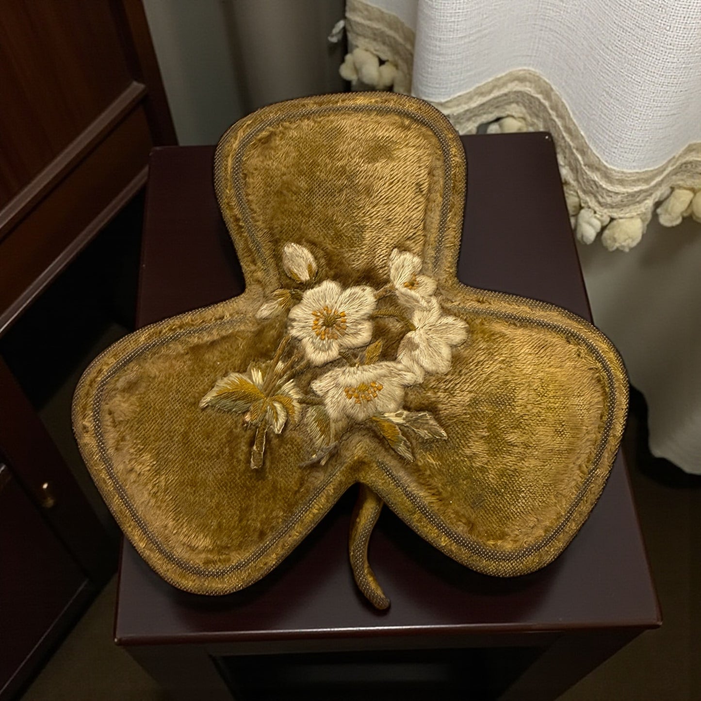 Cofanetto da cucito in vellutino a guisa di trifoglio, interno in seta con strumenti, guanti, fotografia antica. 1900.