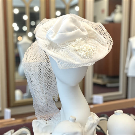 Cappello vintage da sposa sartoriale con fiori in tessuto