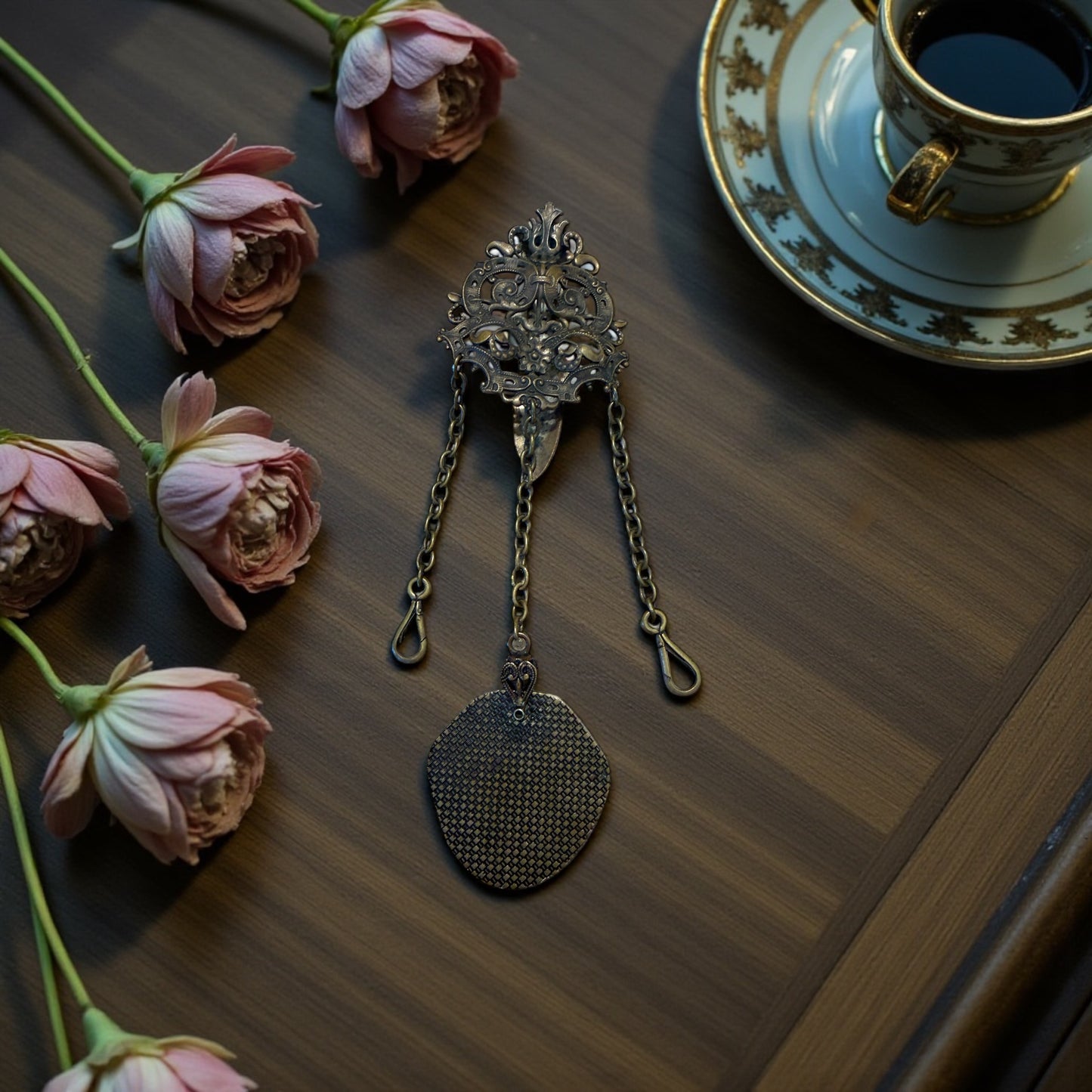 Chatelaine anni ‘20 ca con 3 catene, alla centrale fissato un carnet de bal