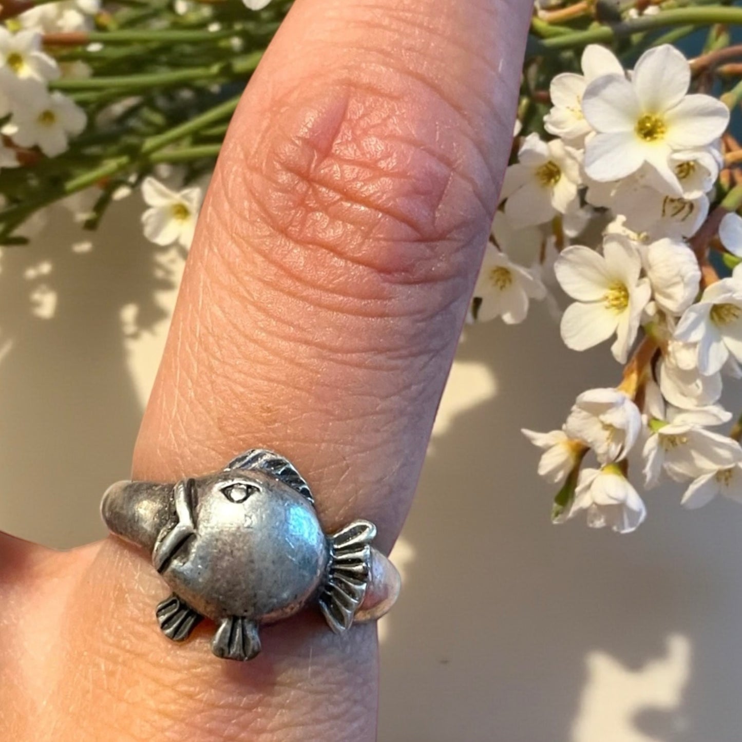 Anello in argento artigianale anni ‘60 con pesciolino