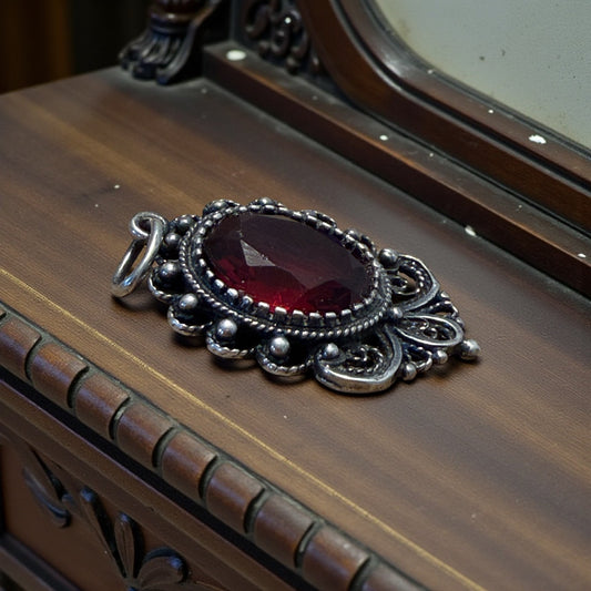 Pendente in argento con cabochon sfaccettato rosso profondo, stile vittoriano