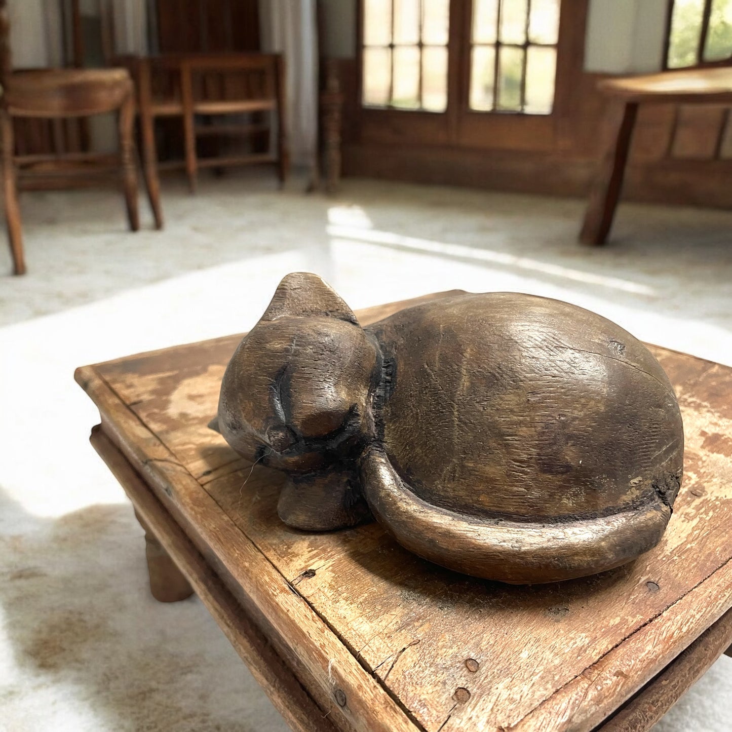 Tavolino da oppio con scultura di gatto