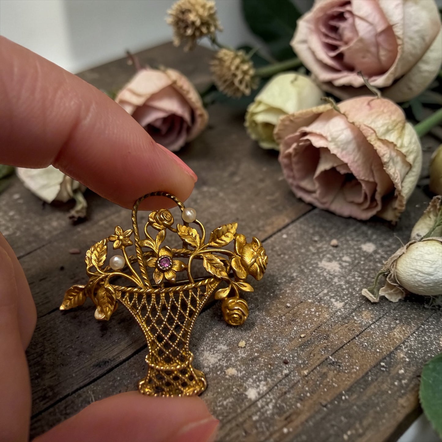 Antica Spilla placcata oro a bouquet con fiori simbolici, primissimo ‘900