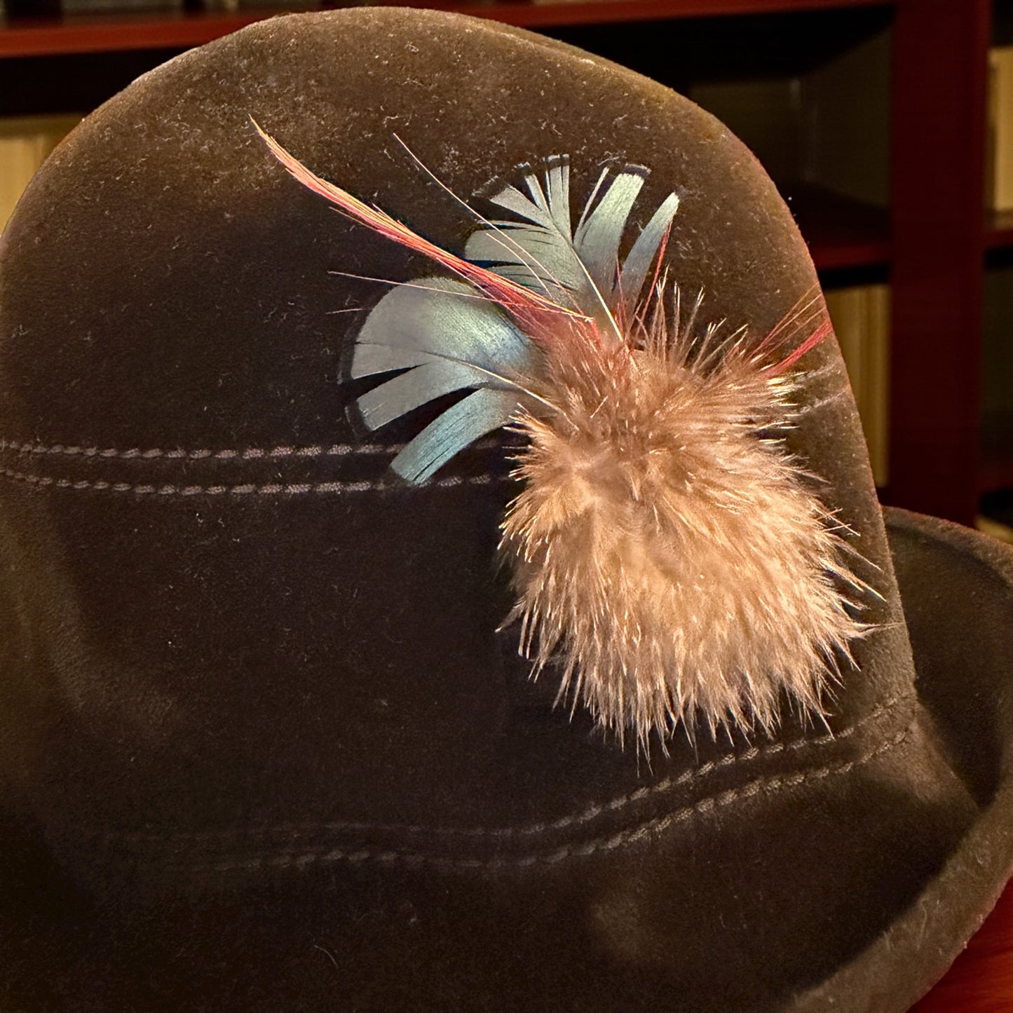 Splendido cappellino vintage in feltro di lana marrone con piuma di gallo cedrone